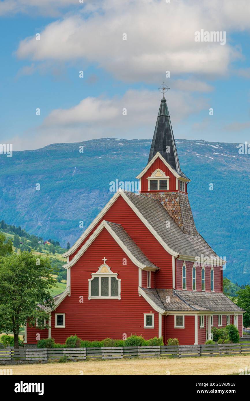 OLDEN, NORVÈGE - 2020 JUIN 20. Vieille église rouge olden à Loen. Banque D'Images