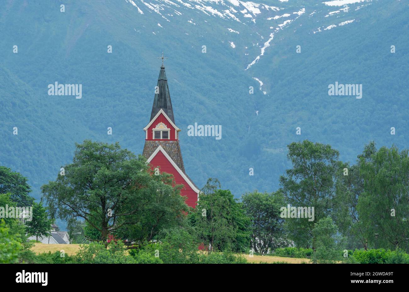 OLDEN, NORVÈGE - 2020 JUIN 20. Ancienne couverture d'église rouge olden avec arbres verts. Banque D'Images