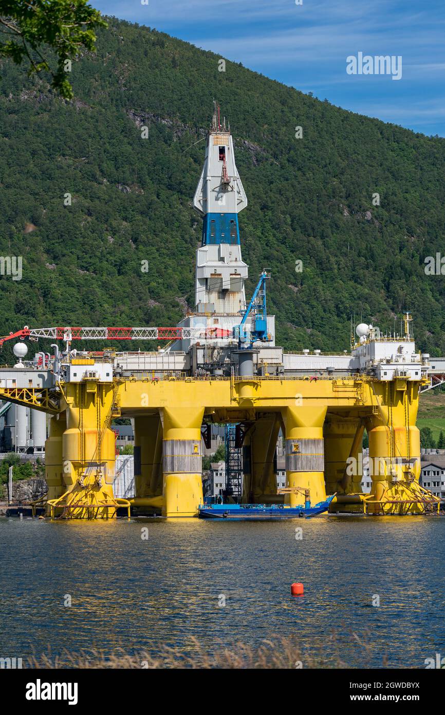 OELEN, NORVÈGE - 2020 JUILLET 09. OilPlatform à l'intérieur du fjord norvégien pour la maintenance au chantier naval Banque D'Images