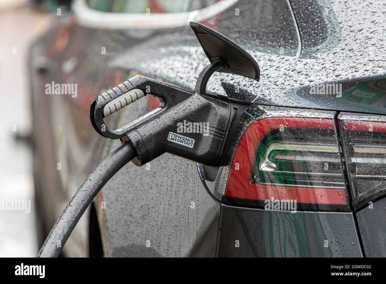 Un véhicule électrique qui recharge le trottoir dans le centre de Manchester, au Royaume-Uni. Banque D'Images