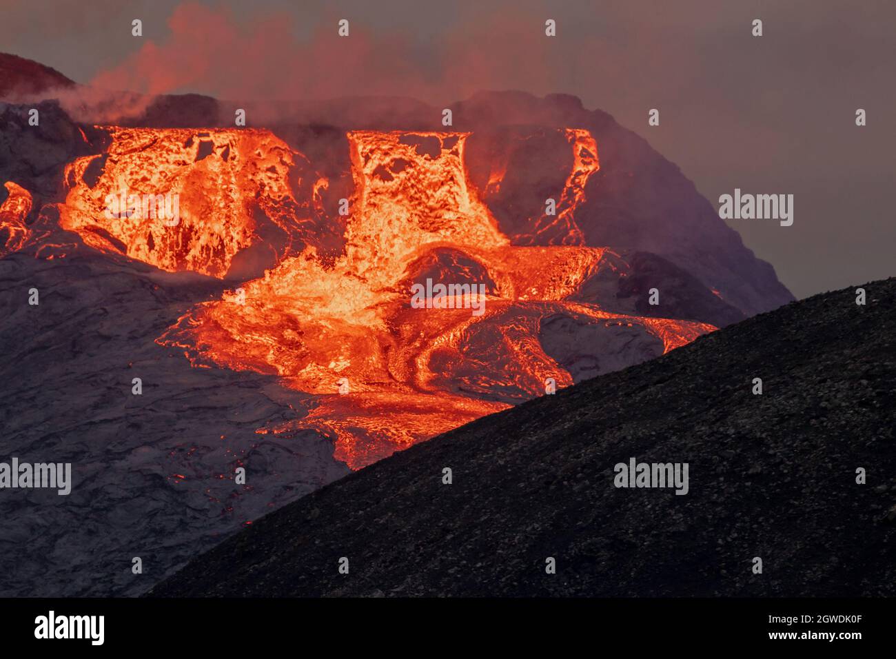 Faggadalsfjall, Islande - 11 juin 2021 : éruption volcanique près de Reykjavik, Islande Banque D'Images