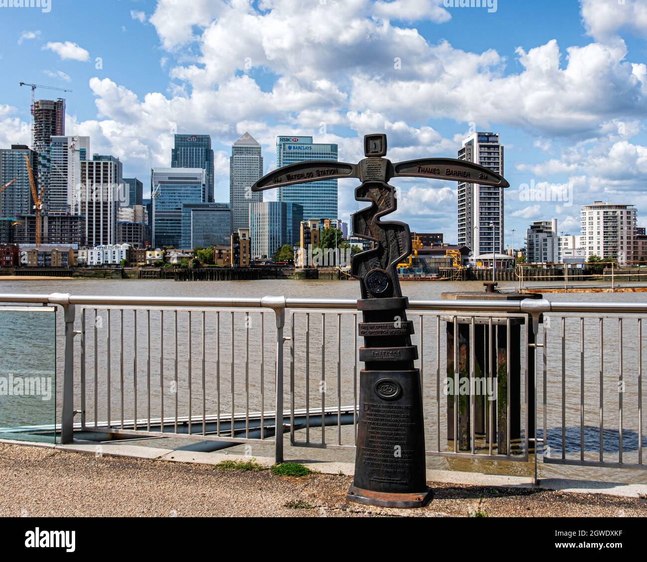 Cast Iron Milepost sur Greenwich Meridien à côté de la Tamise, Olympian Way, Greenwich, se Londres, Royaume-Uni l'œuvre donne une distance à Waterloo (9.5 mile Banque D'Images