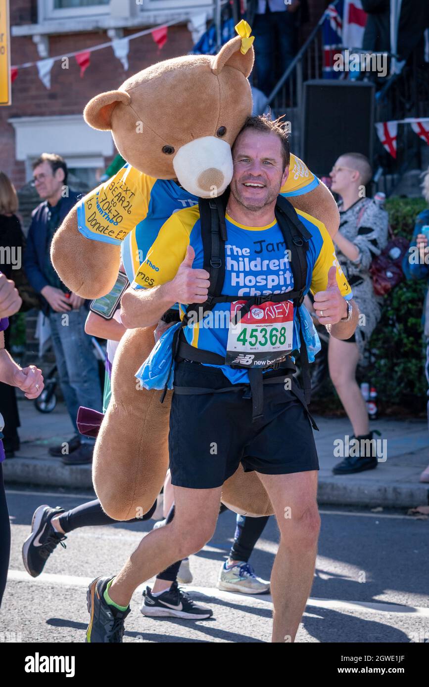 Londres, Royaume-Uni.3 octobre 2021.Course à pied pour la Charité de l'Hôpital pour enfants.Le marathon de Londres passe sur la rue Evelyn de Deptford, dans le sud-est de Londres, la marque de 8 miles du parcours de 26.2 miles où les coureurs sont accueillis et applaudis par les résidents locaux.Jusqu'à 40,000 personnes devraient courir et des milliers de personnes se joindre virtuellement à ce qui pourrait être la plus grande course de l'histoire.Cet événement, qui en est aujourd'hui à sa cinquième décennie, a permis de recueillir plus d'un milliard de livres sterling pour les œuvres caritatives depuis sa première réunion en 1981.Credit: Guy Corbishley/Alamy Live News Banque D'Images