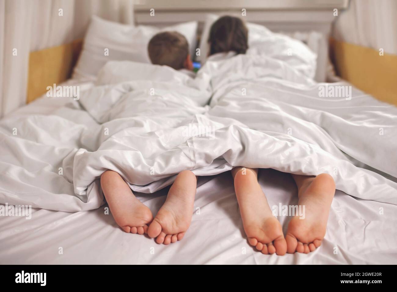 Video d amour dans le lit fille garçon Banque de photographies et d'images  à haute résolution - Alamy