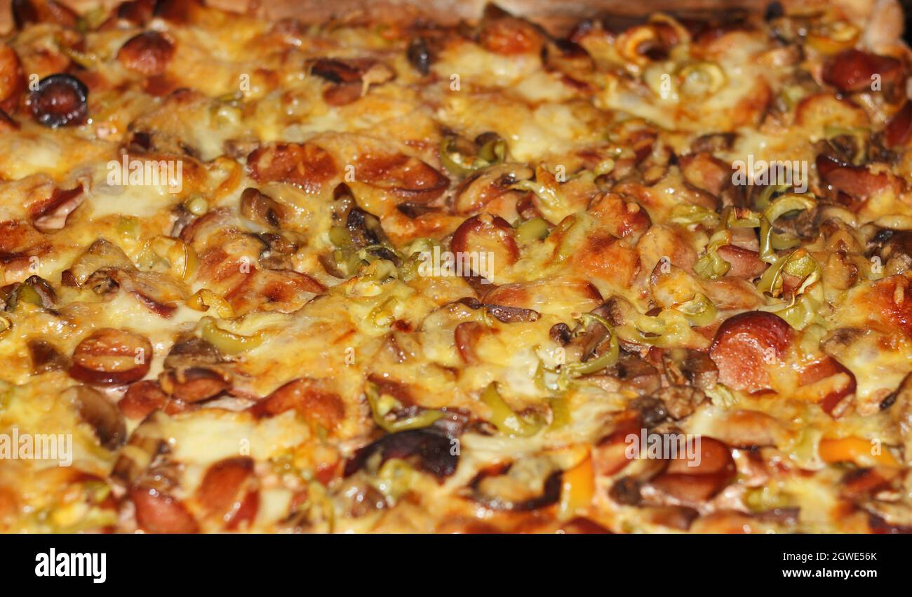 Pizza italienne cuite au four avec champignons, viande et fromage fondu Banque D'Images