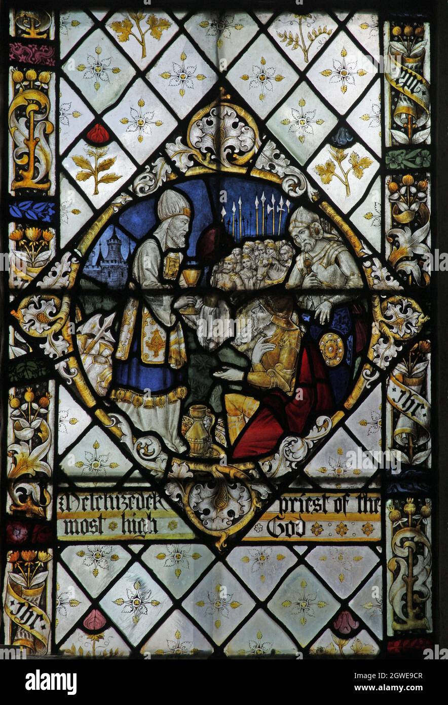 Détail d'un vitrail de Frederick Charles Eden (1864-1944) représentant Melchisédek, Eglise Saint Pierre et Saint Paul, Steeple Aston, Oxfordshi Banque D'Images