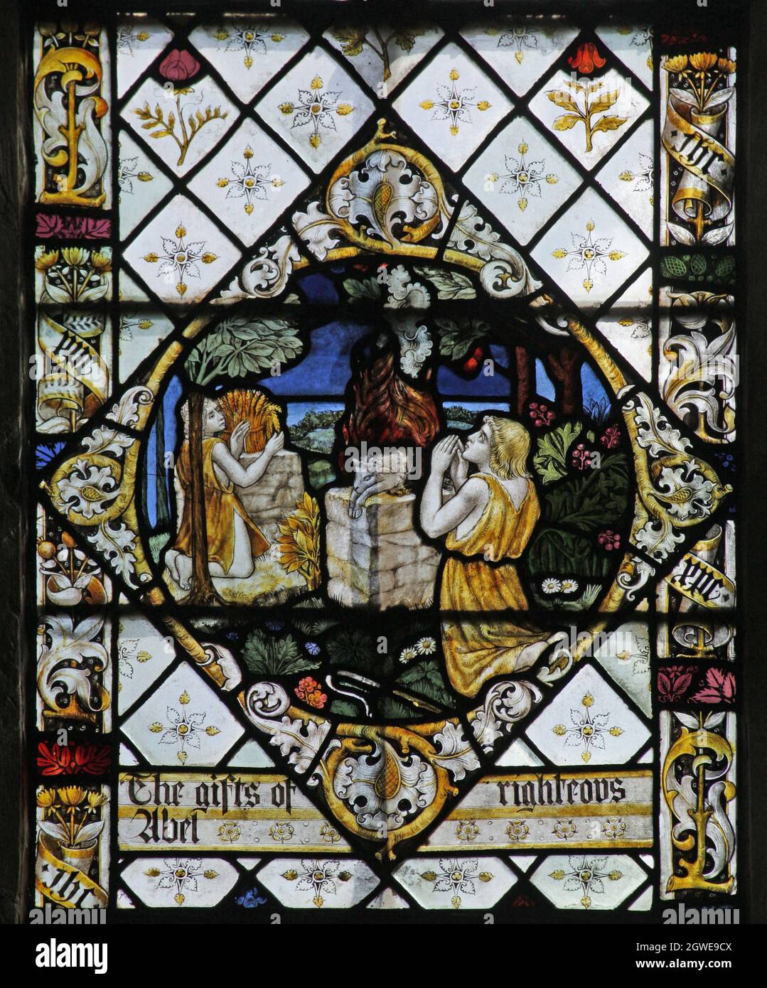 Détail d'un vitrail par Frederick Charles Eden (1864-1944) représentant Abel sacrifiant un agneau, église Saint Pierre et Saint Paul, Steeple ASTO Banque D'Images