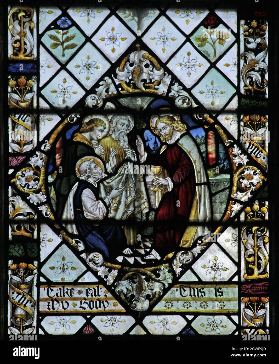 Détail d'un vitrail de Frederick Charles Eden (1864-1944) représentant Jésus donnant Cummunion aux Apôtres, église Saint Pierre et Saint Pau Banque D'Images