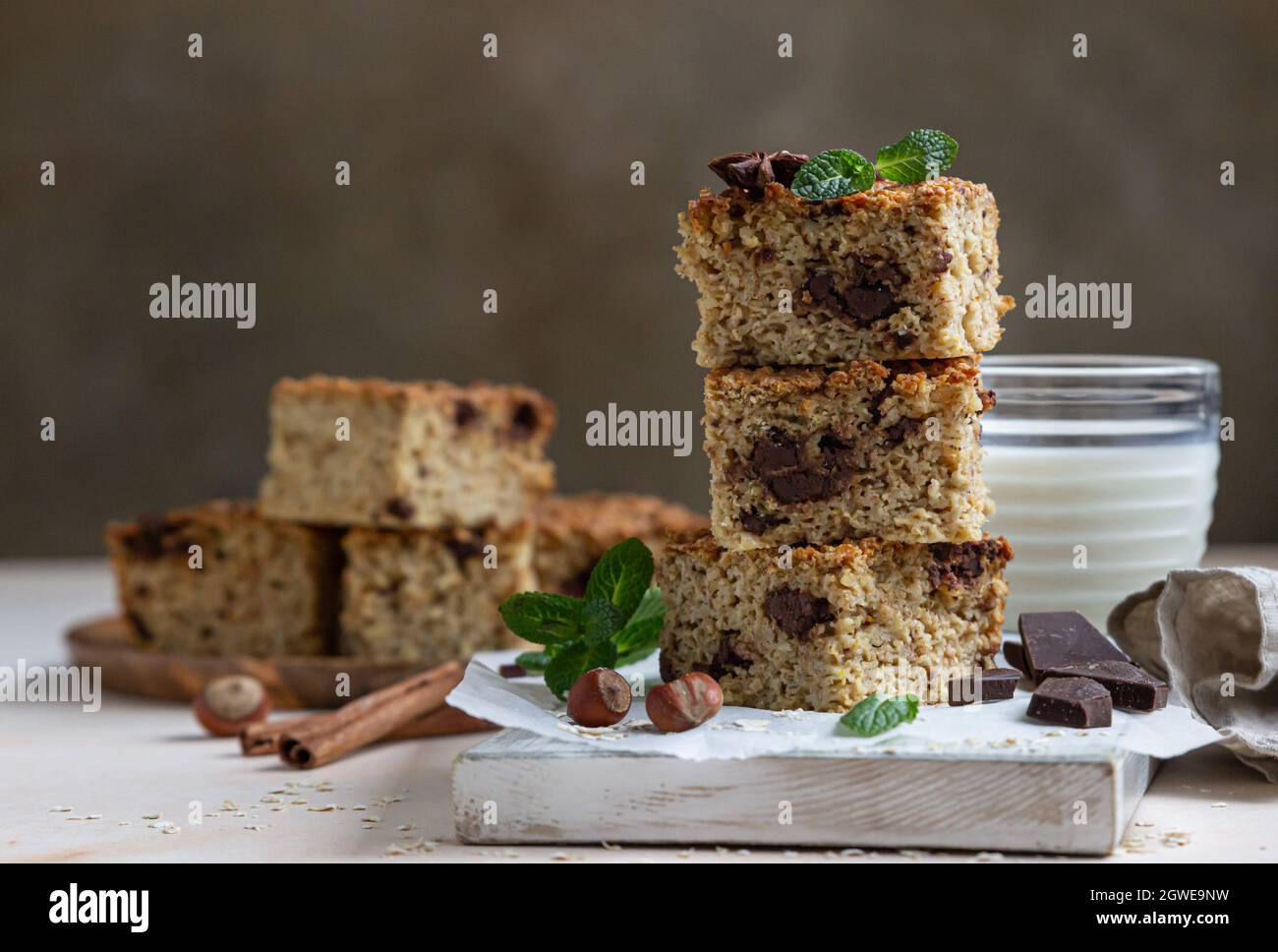 Carres De Flocons D Avoine Avec Chocolat Et Une Tasse De Lait Fond En Beton Leger Barres De Regime Boulangerie Saine Pour Le Petit Dejeuner Ou Le Dessert Mise Au Point Selective Photo