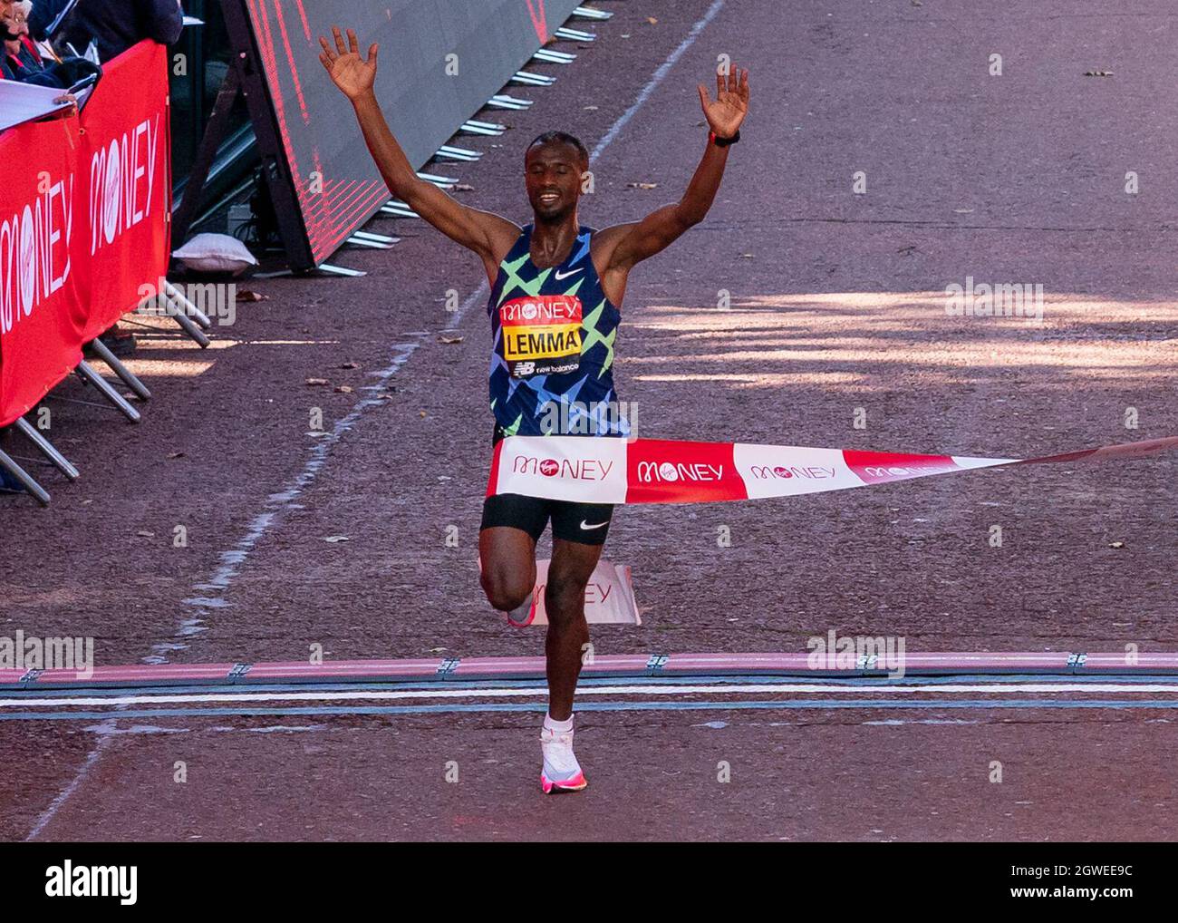 (211003) -- LONDRES, le 3 octobre 2021 (Xinhua) -- Sisay Lemma d'Ethiopie célèbre après avoir remporté la course d'élite masculine au Marathon de Londres 2021 à Londres, en Grande-Bretagne, le 3 octobre 2021. (Photo de Richard Washbrooke/Xinhua) Banque D'Images