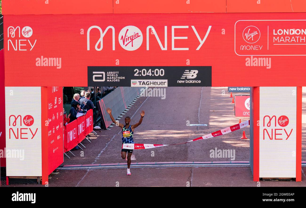 (211003) -- LONDRES, le 3 octobre 2021 (Xinhua) -- Sisay Lemma d'Ethiopie célèbre après avoir remporté la course d'élite masculine au Marathon de Londres 2021 à Londres, en Grande-Bretagne, le 3 octobre 2021. (Photo de Richard Washbrooke/Xinhua) Banque D'Images