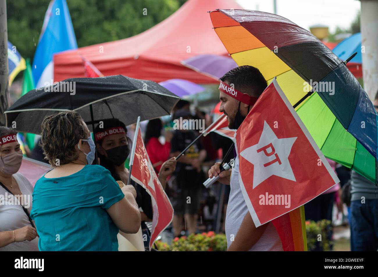 Manaus, Brésil. 02 octobre 2021. Même sous la pluie, les manifestants ont crié SUR LES FORUMS BOLSONARO dans les rues de Manaus Credit: Yago Frota/FotoArena/Alamy Live News Banque D'Images