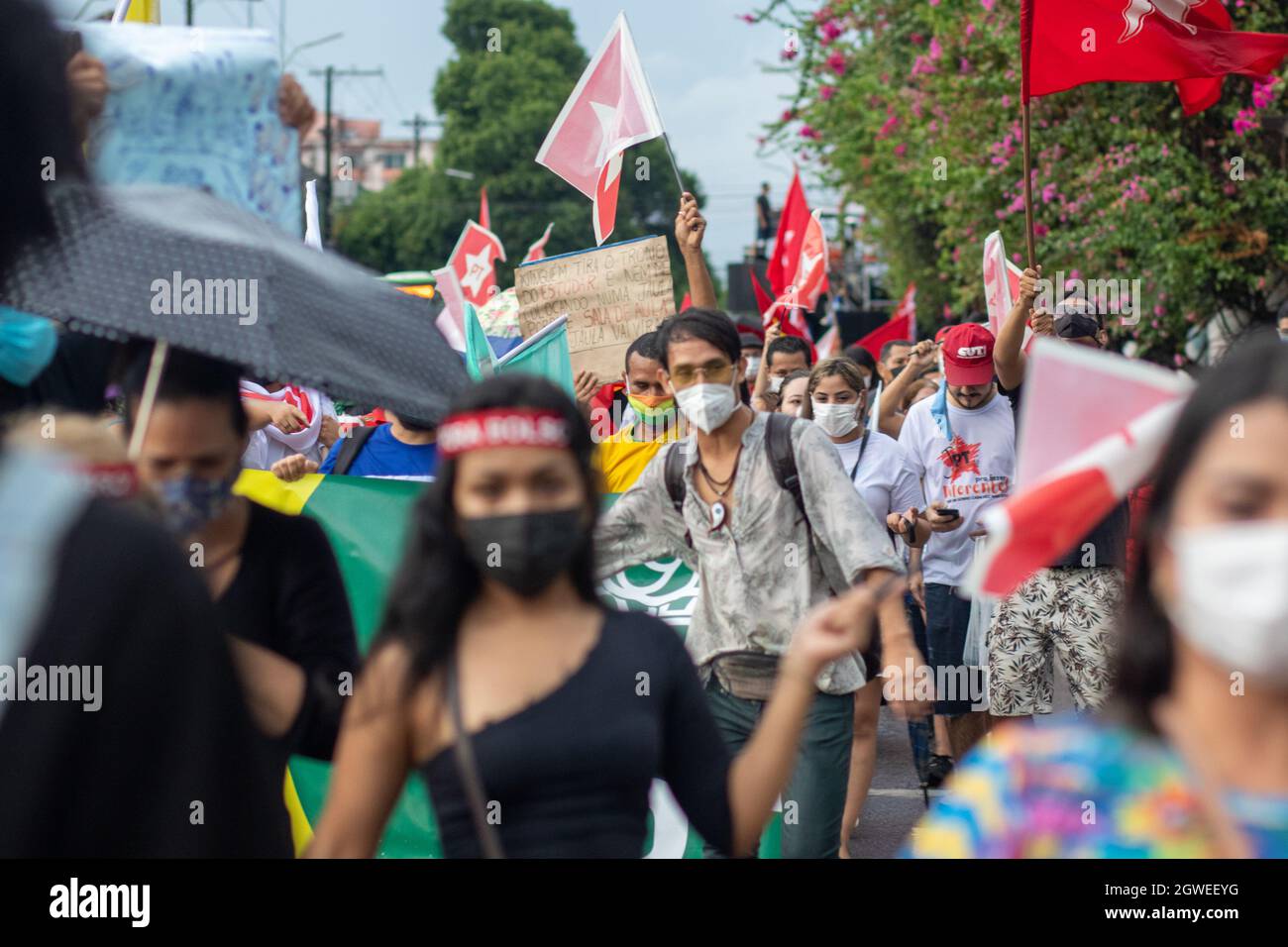 Manaus, Brésil. 02 octobre 2021. Même sous la pluie, les manifestants ont crié SUR LES FORUMS BOLSONARO dans les rues de Manaus Credit: Yago Frota/FotoArena/Alamy Live News Banque D'Images