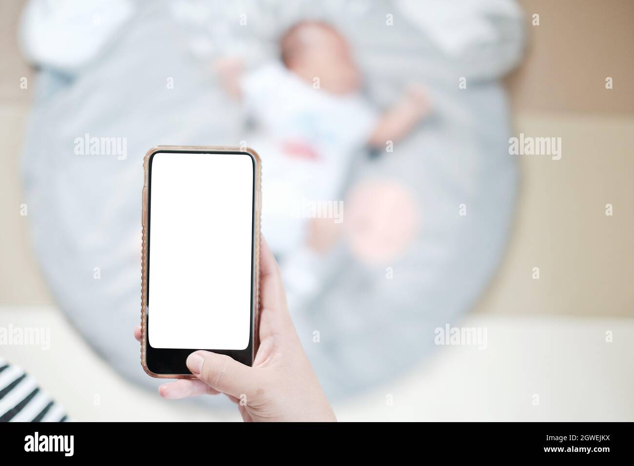 Maman Utilise Un Telephone Portable Pour Prendre Des Photos De Son Bebe Pendant Son Sommeil Photo Stock Alamy