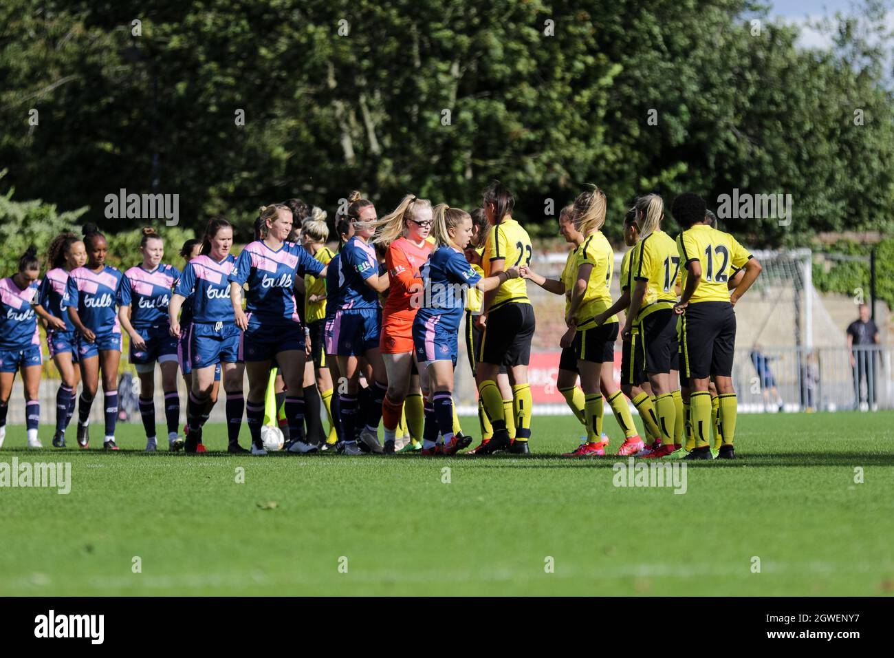 Londres, Royaume-Uni. 03ème octobre 2021. Dulwich Hamlet et Herne Bay bump Fists avant le deuxième tour de qualification de la Vitality Womens FA Cup à Champion Hill à Londres, en Angleterre. Crédit: SPP Sport presse photo. /Alamy Live News Banque D'Images
