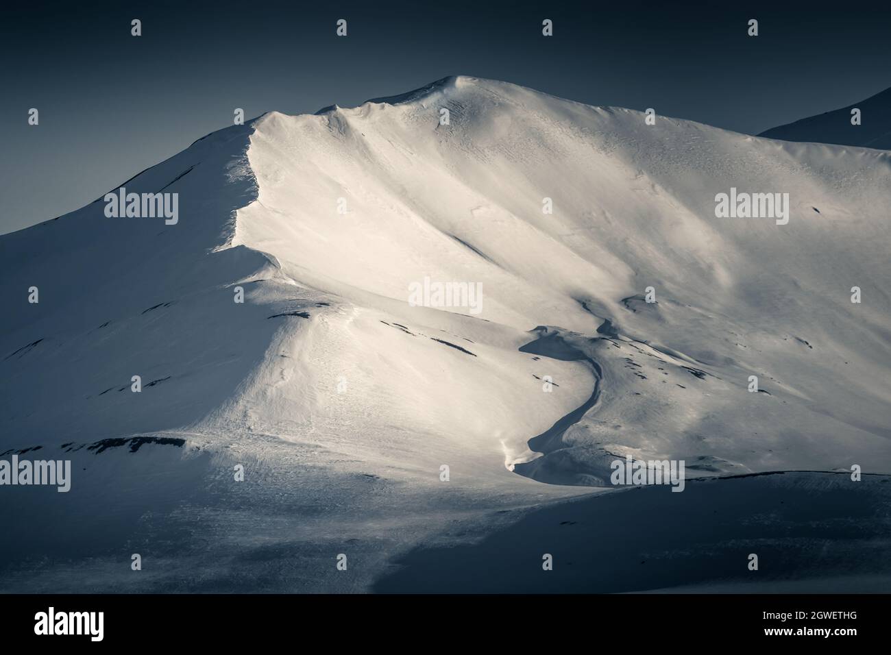 Détail montagne d'un pic enneigé qui regarde le long de la crête. Image à tons divisés et touches basses. Svalbard, un archipel norvégien entre la Norvège continentale et le Banque D'Images