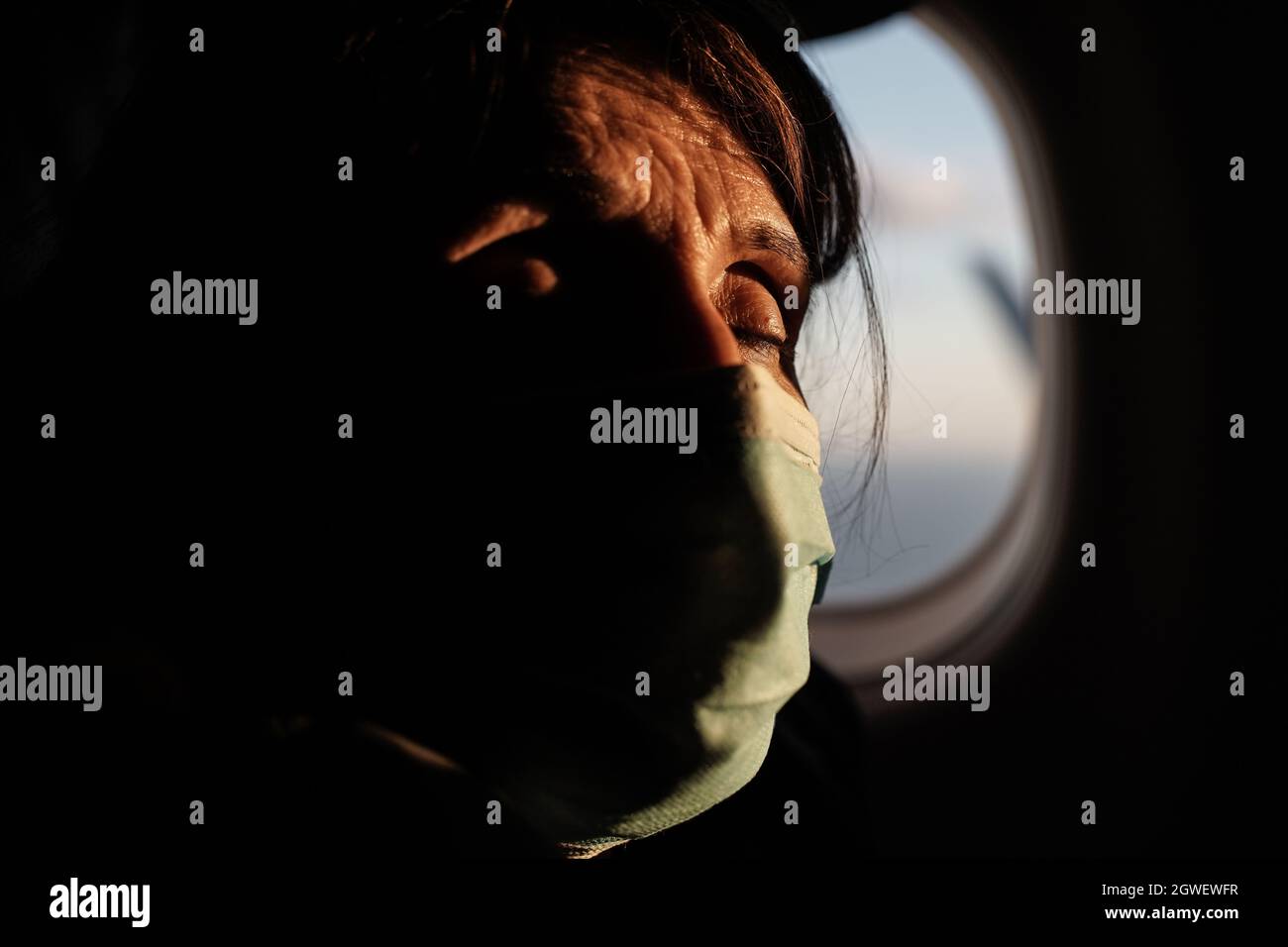 Pittsburgh, Pennsylvanie, États-Unis. 1er octobre 2021. Une femme se détend les yeux fermés à bord d'un vol Delta Airlines de Pittsburgh à New York. Crédit : NIR Amon/Alamy Live News. Banque D'Images