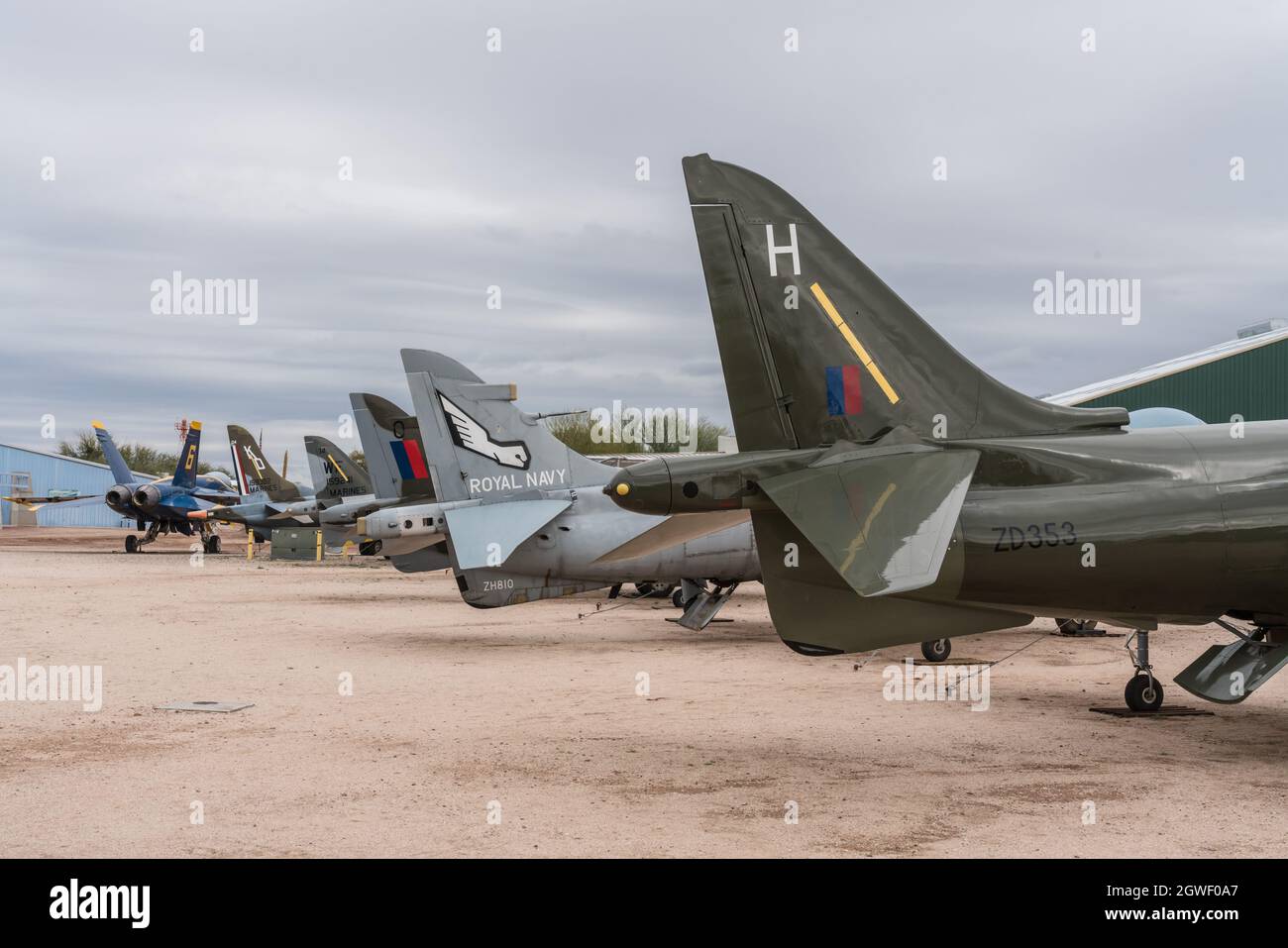 Une ligne de queues d'avion d'attaque Harrier au musée Pima Air & Space, Tucson, Arizona. Banque D'Images