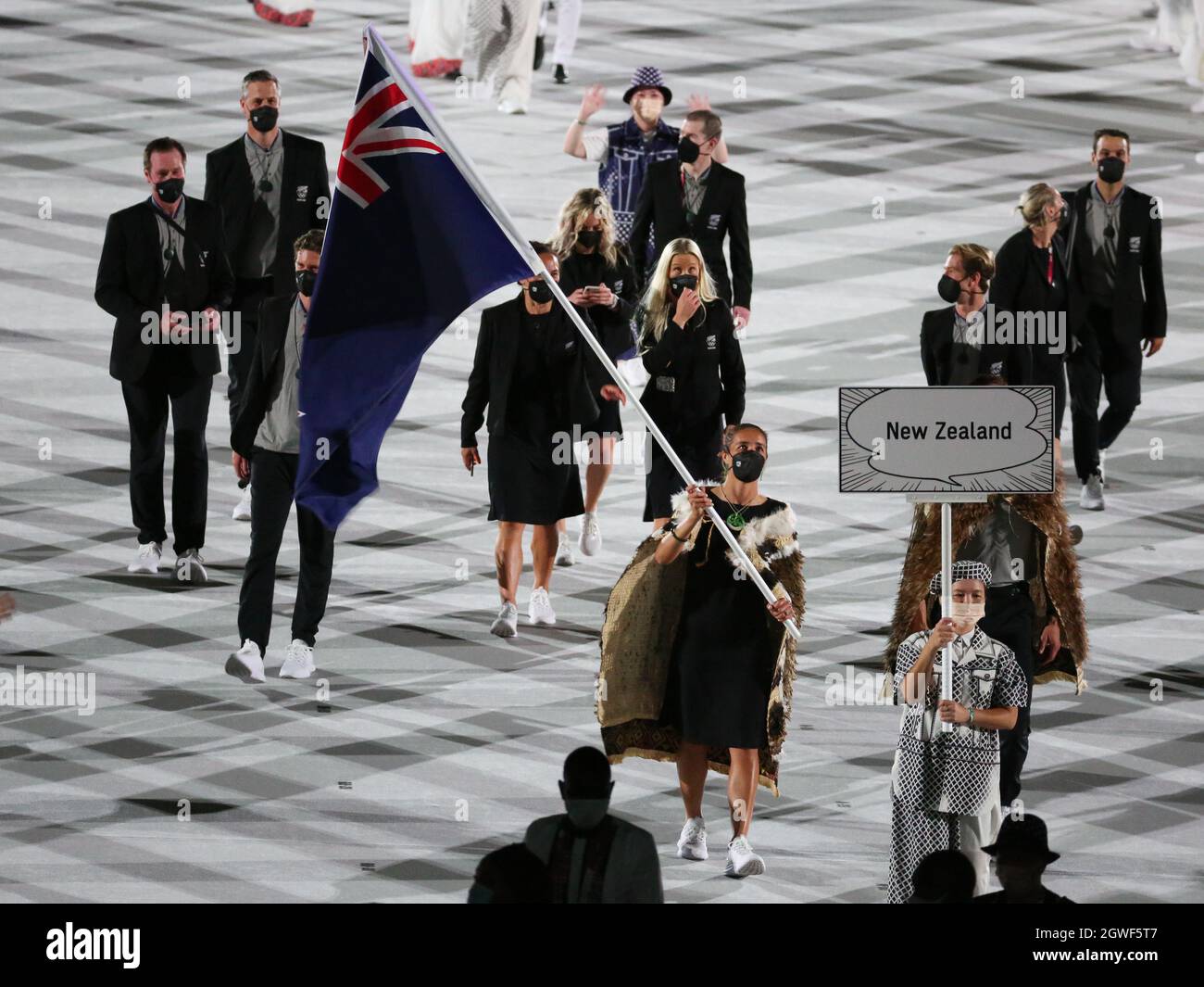 23 JUILLET 2021 - TOKYO, JAPON: Les porteurs de drapeau de la Nouvelle-Zélande Sarah Hirini et David Noika entrent dans le stade olympique avec leur délégation pendant le par Banque D'Images