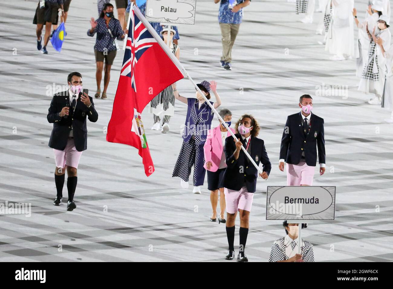 23 JUILLET 2021 - TOKYO, JAPON : le porte-drapeau des Bermudes, Dara Alizadeh, entre dans le stade olympique avec sa délégation lors de la Parade des Nations se Banque D'Images