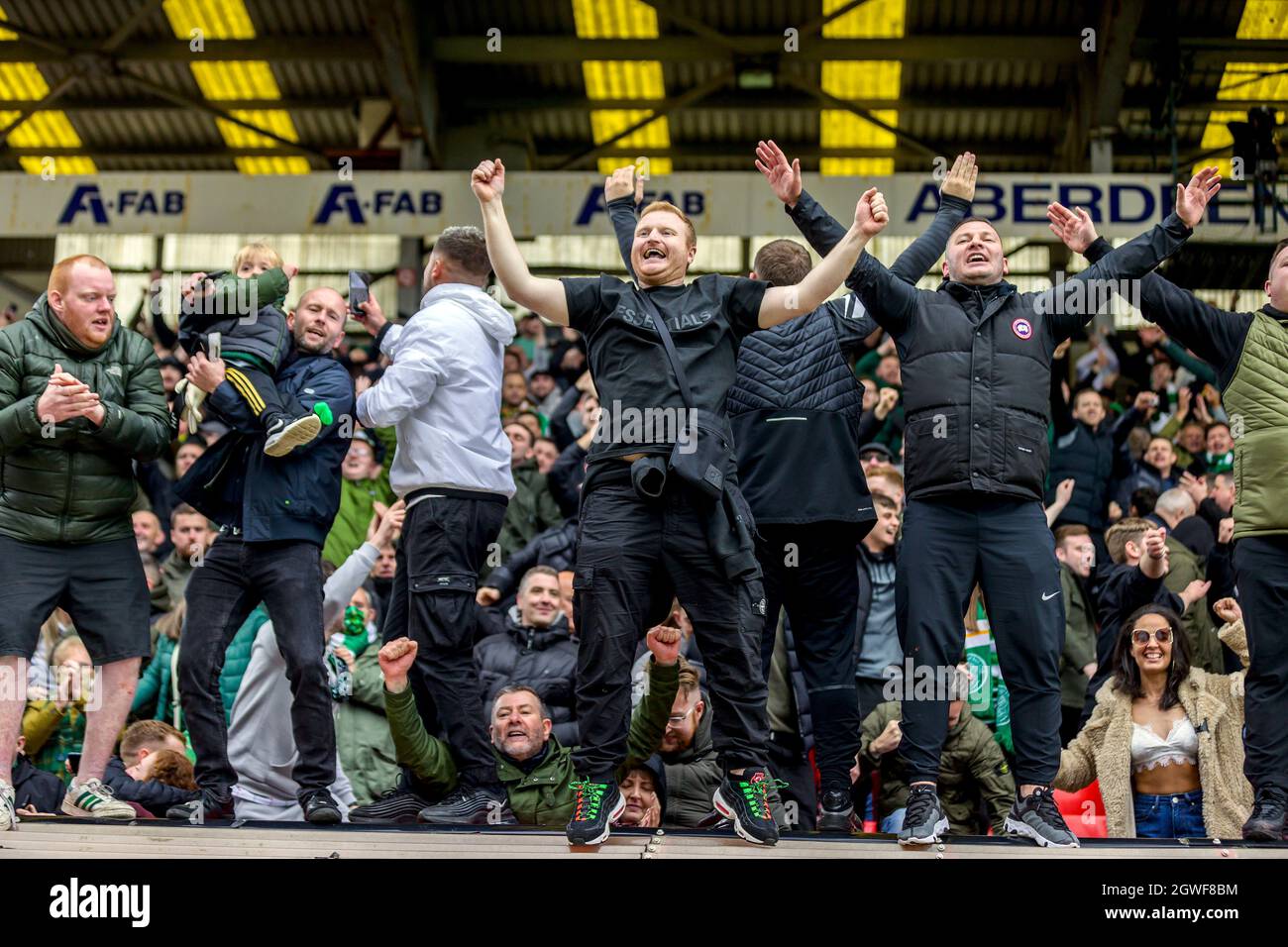 Les fans celtiques fêtent après le match de premier ministre écossais au Pittodrie Stadium, Aberdeen (photo de MB Media) Banque D'Images