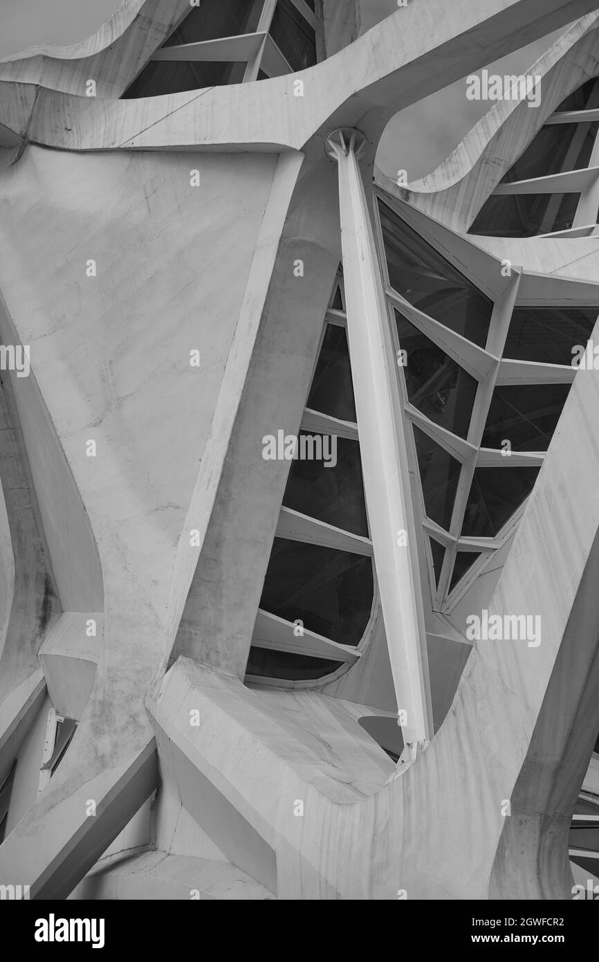 Image en niveaux de gris d'un bâtiment abstrait avec des fenêtres asymétriques Banque D'Images