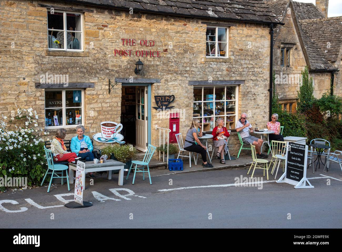 Guitting Power, Gloucestershire, Angleterre, Royaume-Uni. 2021. Guitting Power a voté sur les meilleurs villages d'Angleterre. Centre du village avec l'ancienne poste et le thé r Banque D'Images