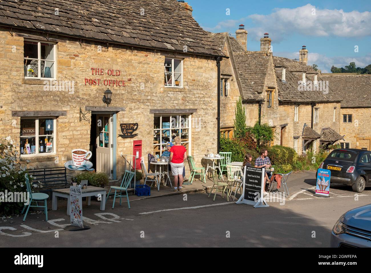 Guitting Power, Gloucestershire, Angleterre, Royaume-Uni. 2021. Guitting Power a voté sur les meilleurs villages d'Angleterre. Centre du village avec l'ancienne poste et le thé r Banque D'Images