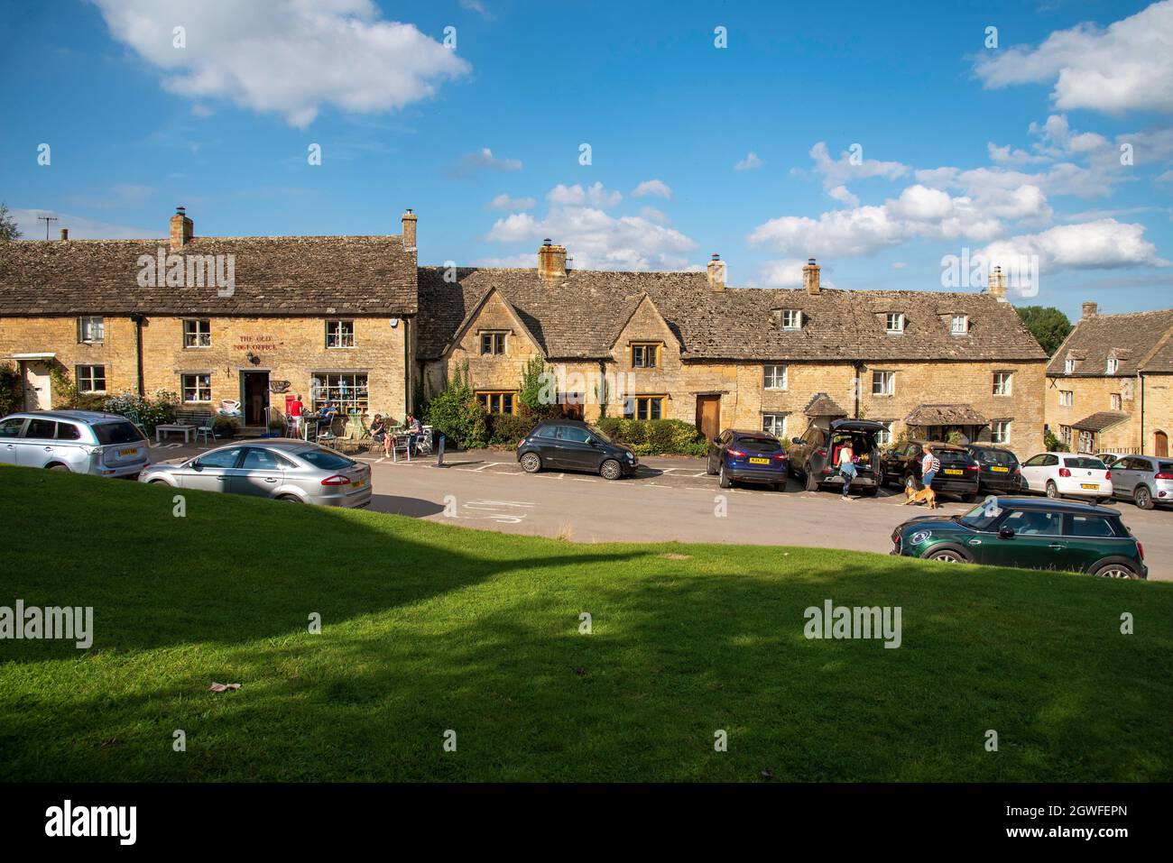 Guitting Power, Gloucestershire, Angleterre, Royaume-Uni. 2021. Guitting Power a voté sur les meilleurs villages d'Angleterre. Centre du village avec l'ancienne poste et le thé r Banque D'Images