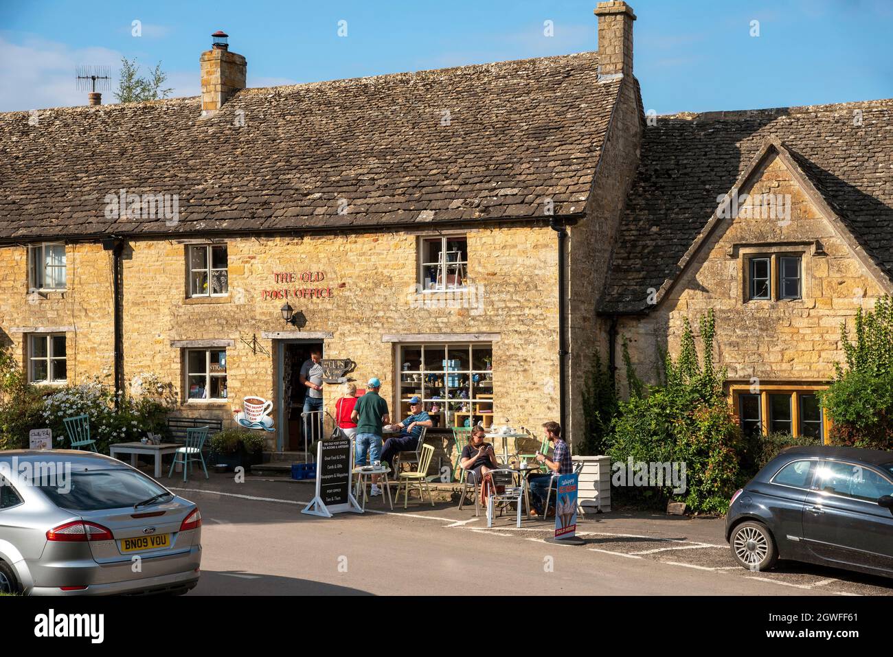 Guitting Power, Gloucestershire, Angleterre, Royaume-Uni. 2021. Guitting Power a voté sur les meilleurs villages d'Angleterre. Centre du village avec l'ancienne poste et le thé r Banque D'Images