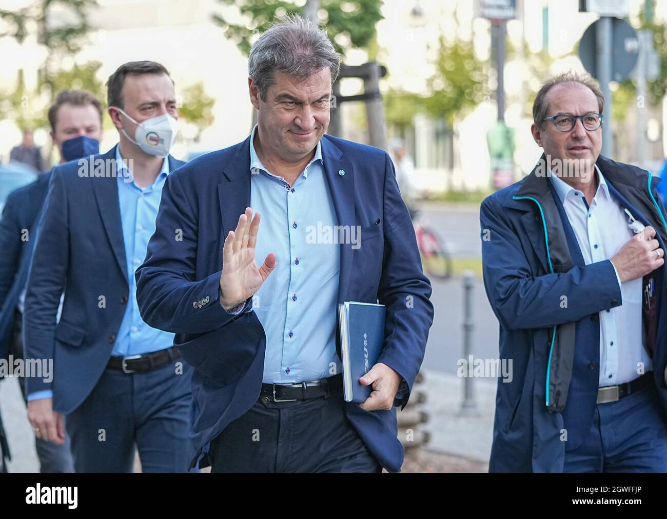 Berlin, Allemagne. 03ème octobre 2021. Markus Söder, président du CSU (M), arrive Paul Ziemiak, secrétaire général du CDU (l), et Alexander Dobrindt, Chef du groupe d'état CSU, à la Maison Konrad Adenauer, en préparation de discussions exploratoires entre la CDU/CSU et le FDP. Credit: Michael Kappeller/dpa/Alay Live News Banque D'Images