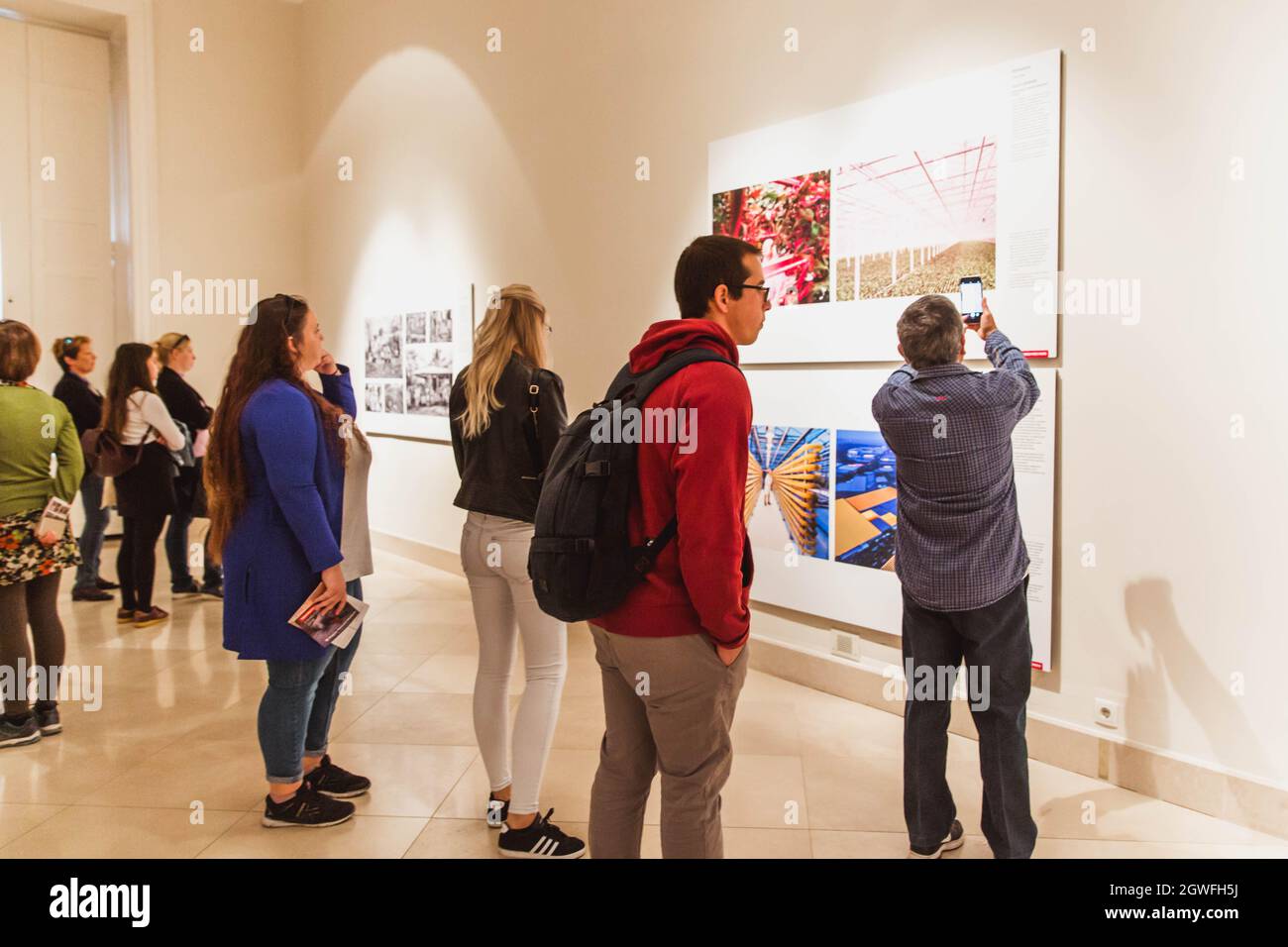 Budapest, Hongrie - Oktober, 2018: Personnes visitant l'exposition World Press photo au Musée national hongrois de Budapest, Hongrie, Europe Banque D'Images