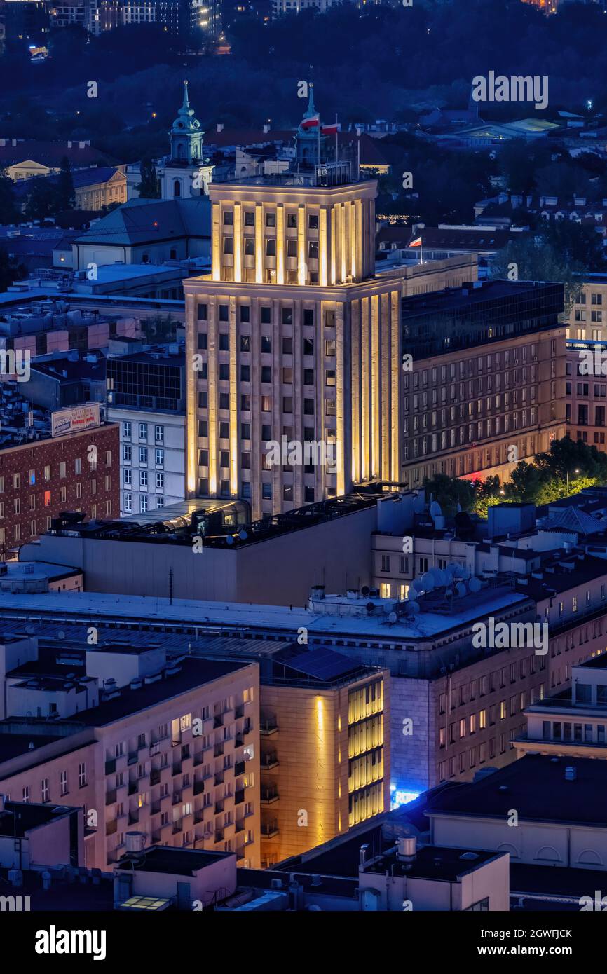 Ville centre de Varsovie en Pologne, paysage urbain de nuit avec gratte-ciel Prudential de 1933. Banque D'Images