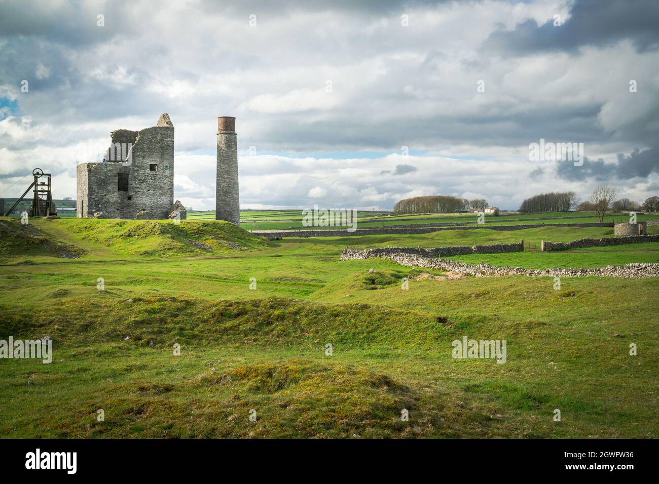 La maison de moteur Cornish, cheminée circulaire, engin à tête de fosse et maison de poudre à la mine Magpie, Sheldon, une mine de plomb conservée dans le district de Peak Nationa Banque D'Images