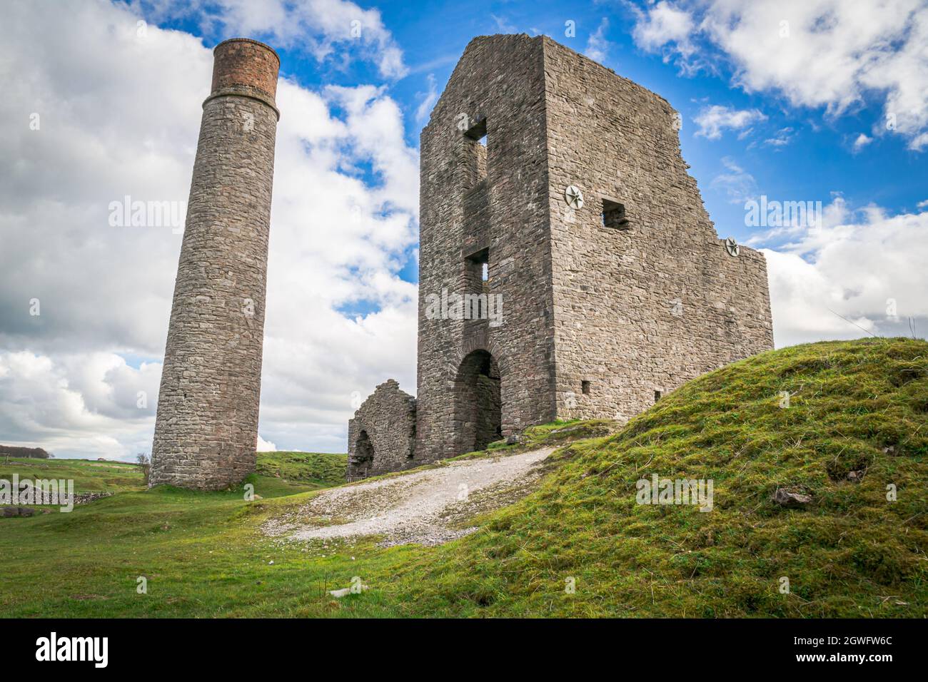 La maison de machines Cornish et la cheminée circulaire, à la mine Magpie, Sheldon, une mine de plomb préservée dans le parc national du district de Peak Banque D'Images