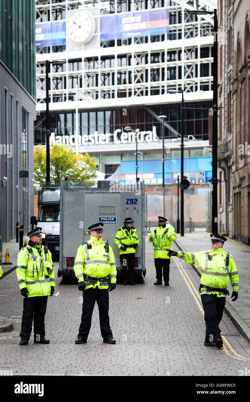 Manchester, Royaume-Uni. 03ème octobre 2021. La police prépare des barrières à l'extérieur du lieu de la Conférence du Parti conservateur avant la marche de l'Assemblée des peuples. Les mouvements sociaux et les syndicats s'unissent et se rassemblent après la Conférence du Parti conservateur pour exiger des politiques plus équitables pour la classe ouvrière. Credit: Andy Barton/Alay Live News Banque D'Images