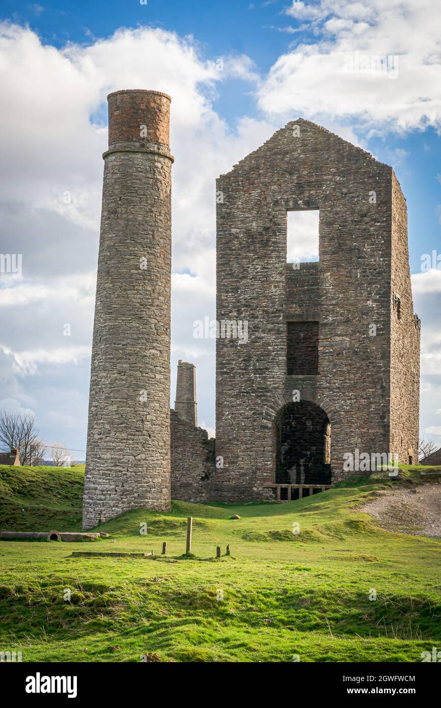 La maison de machines Cornish et la cheminée circulaire de la mine Magpie, Sheldon, une mine de plomb préservée dans le parc national du district de Peak Banque D'Images