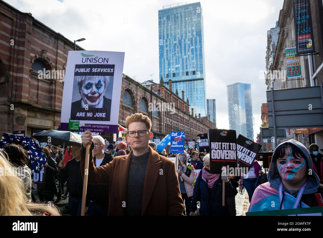 Manchester, Royaume-Uni. 03ème octobre 2021. Les gens avec des plaques passent par la ville pour la manifestation de l'Assemblée des peuples. Les mouvements sociaux et les syndicats s'unissent et se rassemblent après la Conférence du Parti conservateur pour exiger des politiques plus équitables pour la classe ouvrière. Credit: Andy Barton/Alay Live News Banque D'Images