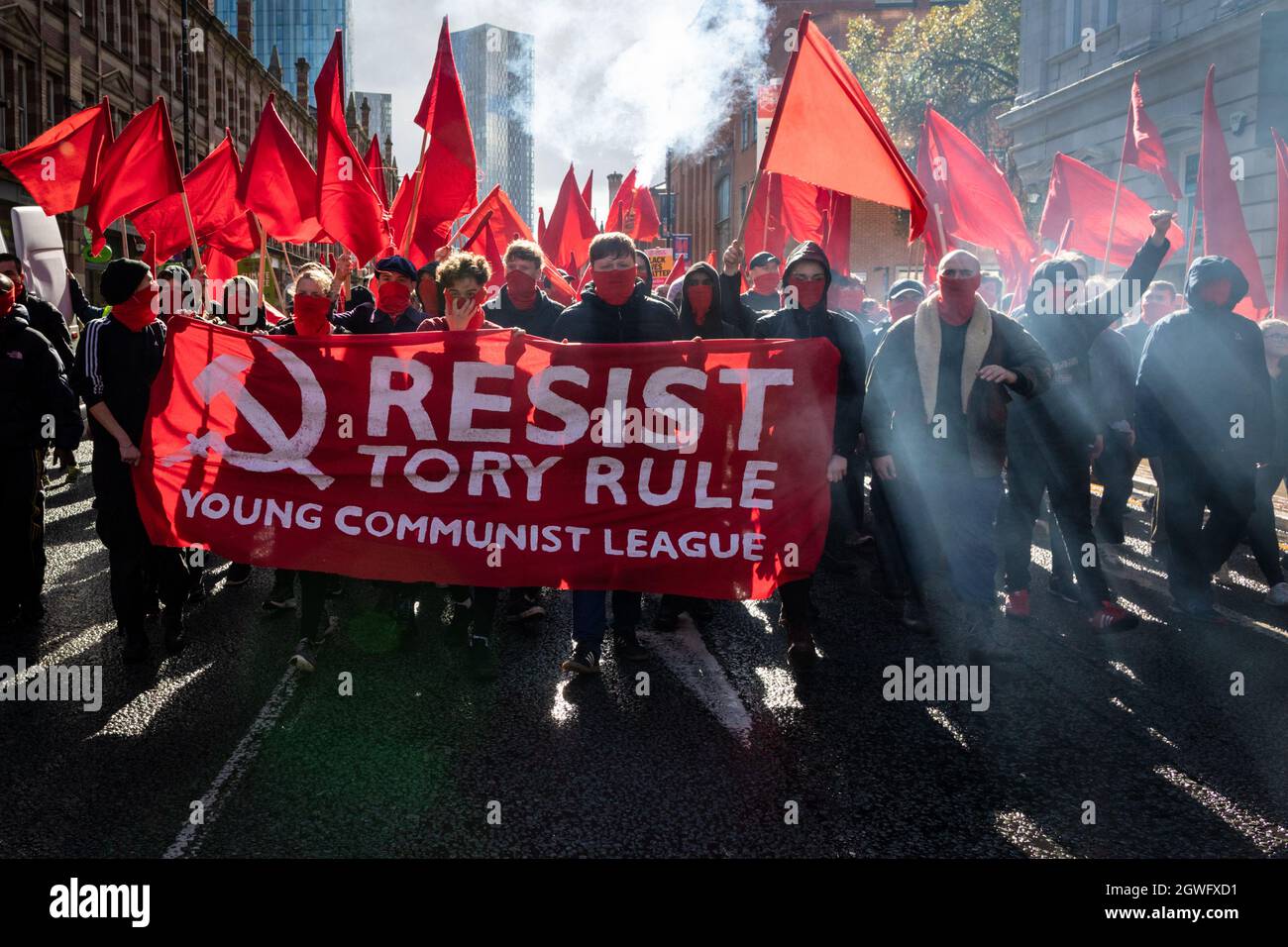 Manchester, Royaume-Uni. 03ème octobre 2021. La Ligue des jeunes communistes assiste à la marche de l'Assemblée populaire. Les mouvements sociaux et les syndicats s'unissent et se rassemblent après la Conférence du Parti conservateur pour exiger des politiques plus équitables pour la classe ouvrière. Credit: Andy Barton/Alay Live News Banque D'Images