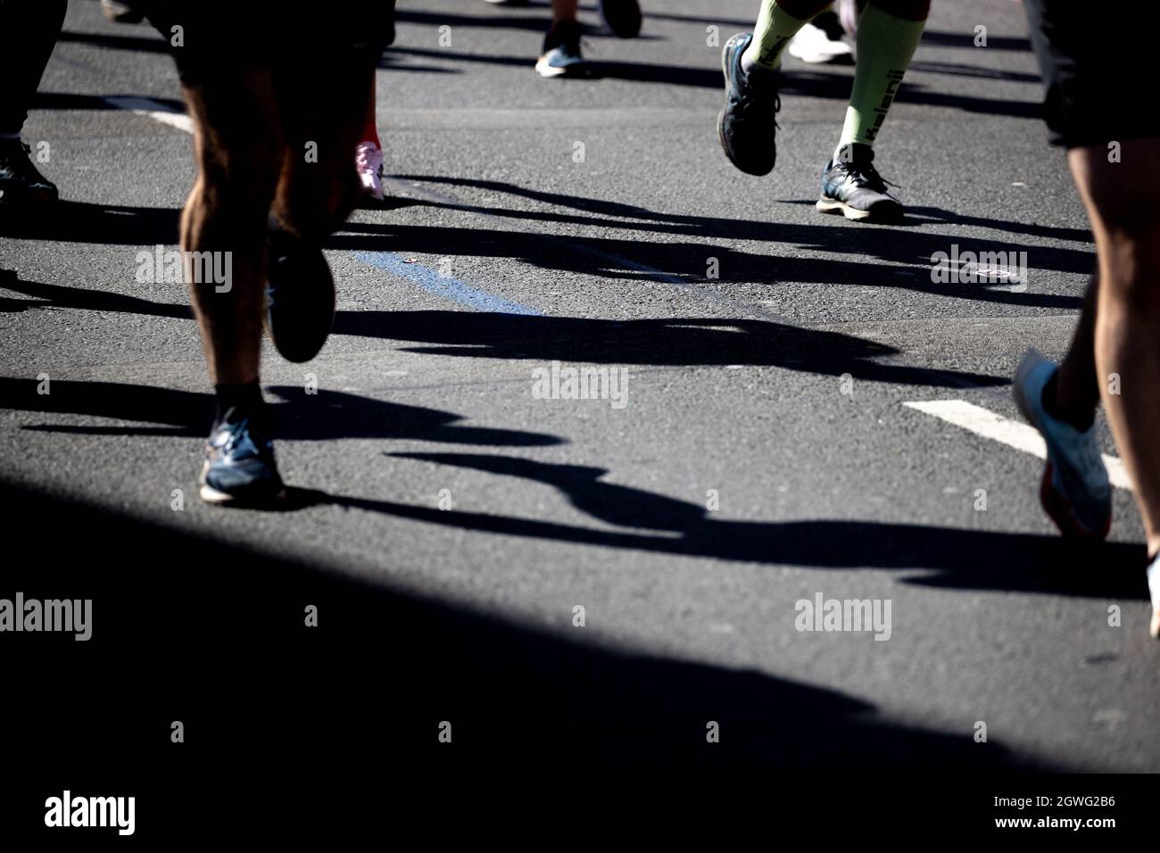 Londres, Angleterre. 3 octobre 2021. Coureurs non identifiables au Marathon de Londres 2021 à Tower Bridge à Londres, en Angleterre. Credit: SMPNEWS / Alamy Live News Banque D'Images