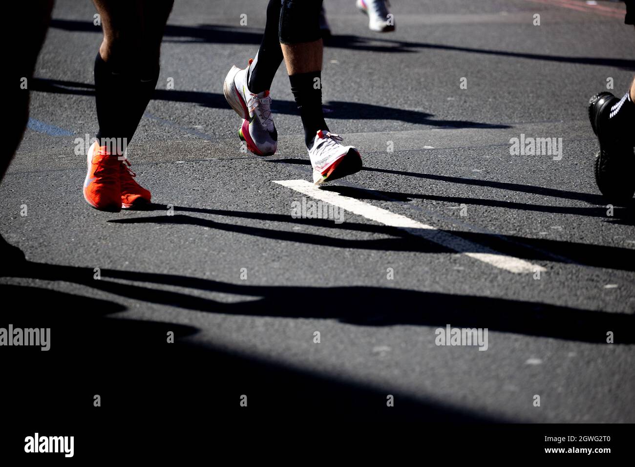 Londres, Angleterre. 3 octobre 2021. Coureurs non identifiables au Marathon de Londres 2021 à Tower Bridge à Londres, en Angleterre. Credit: SMPNEWS / Alamy Live News Banque D'Images