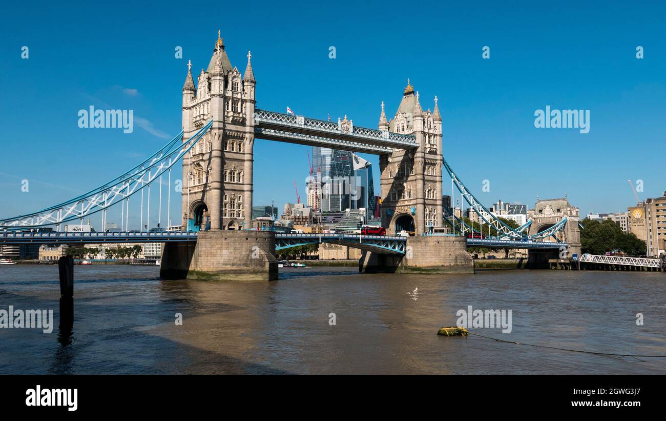 Tour de la Tamise sur la rivière Bradge, ville de Londres Banque D'Images