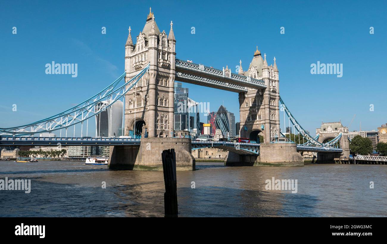 Tour de la Tamise sur la rivière Bradge, ville de Londres Banque D'Images