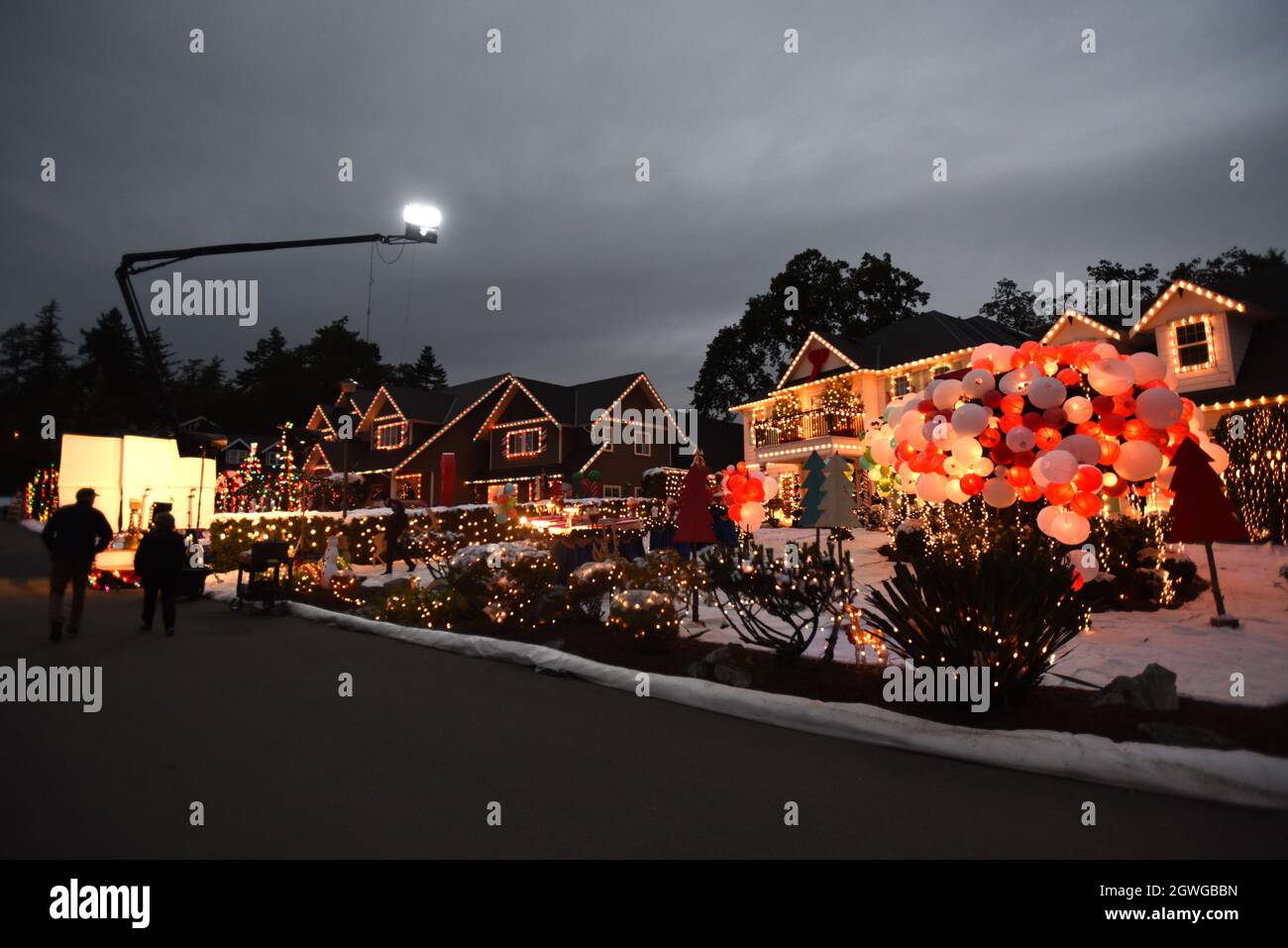 Voir Royal, Colombie-Britannique, Canada. 2 octobre 2021. La dernière nuit de tournage du film saisonnier Hallmark Christmas House 2 a commencé samedi soir dans la banlieue de View Royal, dans le Grand Victoria, sur l'île de Vancouver. Le tournage devrait se terminer en octobre 3. Le film est une suite à la maison de Noël. Crédit : Don Denton/Alay Live News Banque D'Images