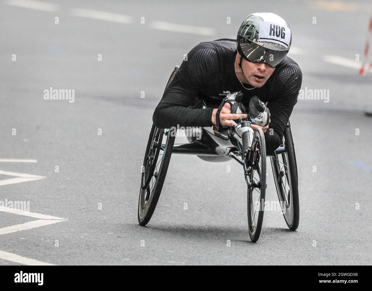 Londres, Royaume-Uni. 03ème octobre 2021. Marcel Hug, Suisse, vainqueur de la course d'élite en fauteuil roulant pour hommes, au Mile 19 de Canary Wharf. Après une absence de 2 ans, le Virgin Money London Marathon est de retour à son parcours traditionnel de Blackheath au Mall. Il est prévu d'être le plus grand marathon organisé n'importe où, avec plus de 40,000 participants, et un nombre similaire de terminer le marathon virtuel sur un parcours de leur choix simultanément. Credit: Imagetraceur/Alamy Live News Banque D'Images