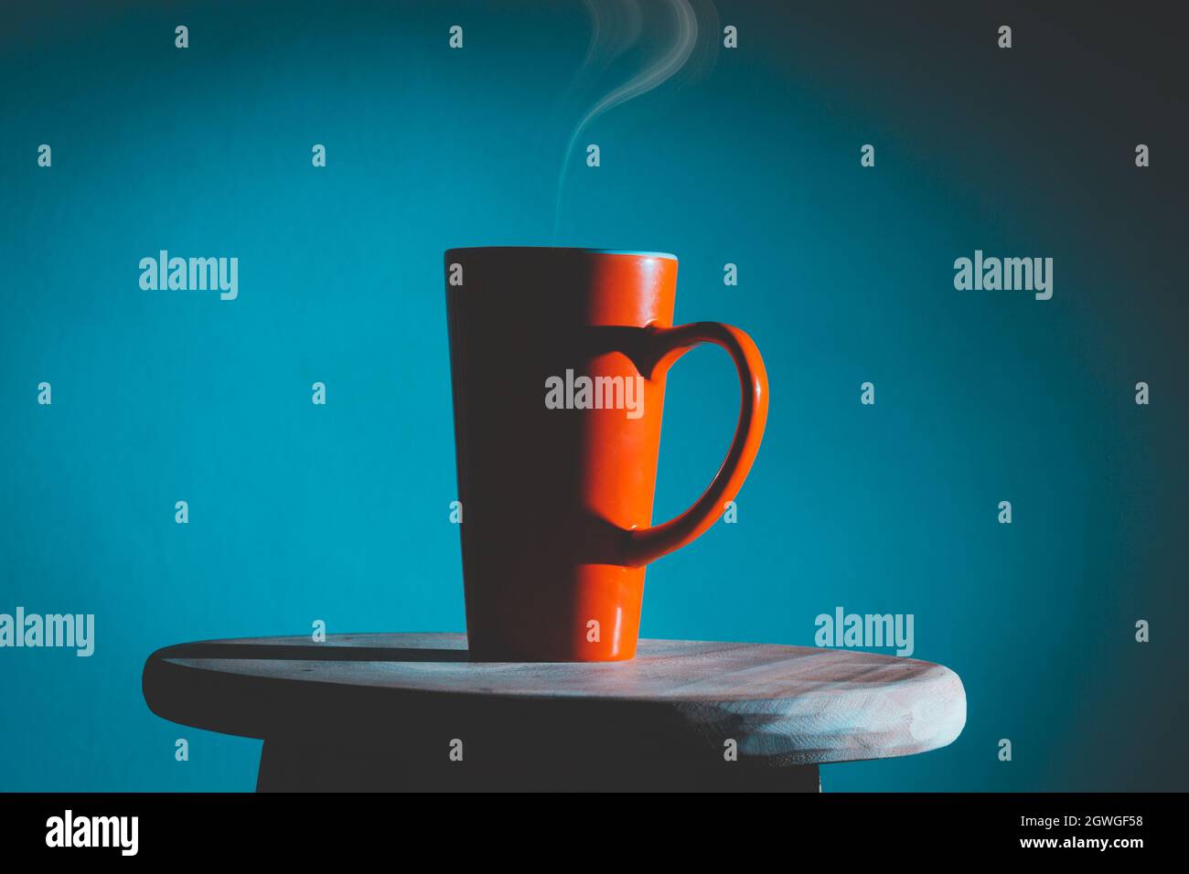 Tasse de café d'amour avec ombre de coeur Photo Stock - Alamy
