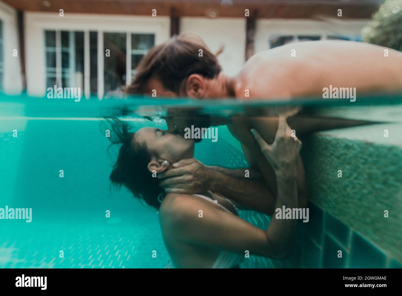 Couple Swimming In Pool Banque D'Images