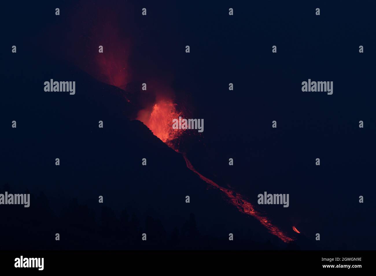 2021 éruption volcanique de Cumbre Vieja (vue de nuit) sur l'île de la Palma, une des îles Canaries, gouvernée par l'Espagne. L'éruption du 30 septembre Banque D'Images