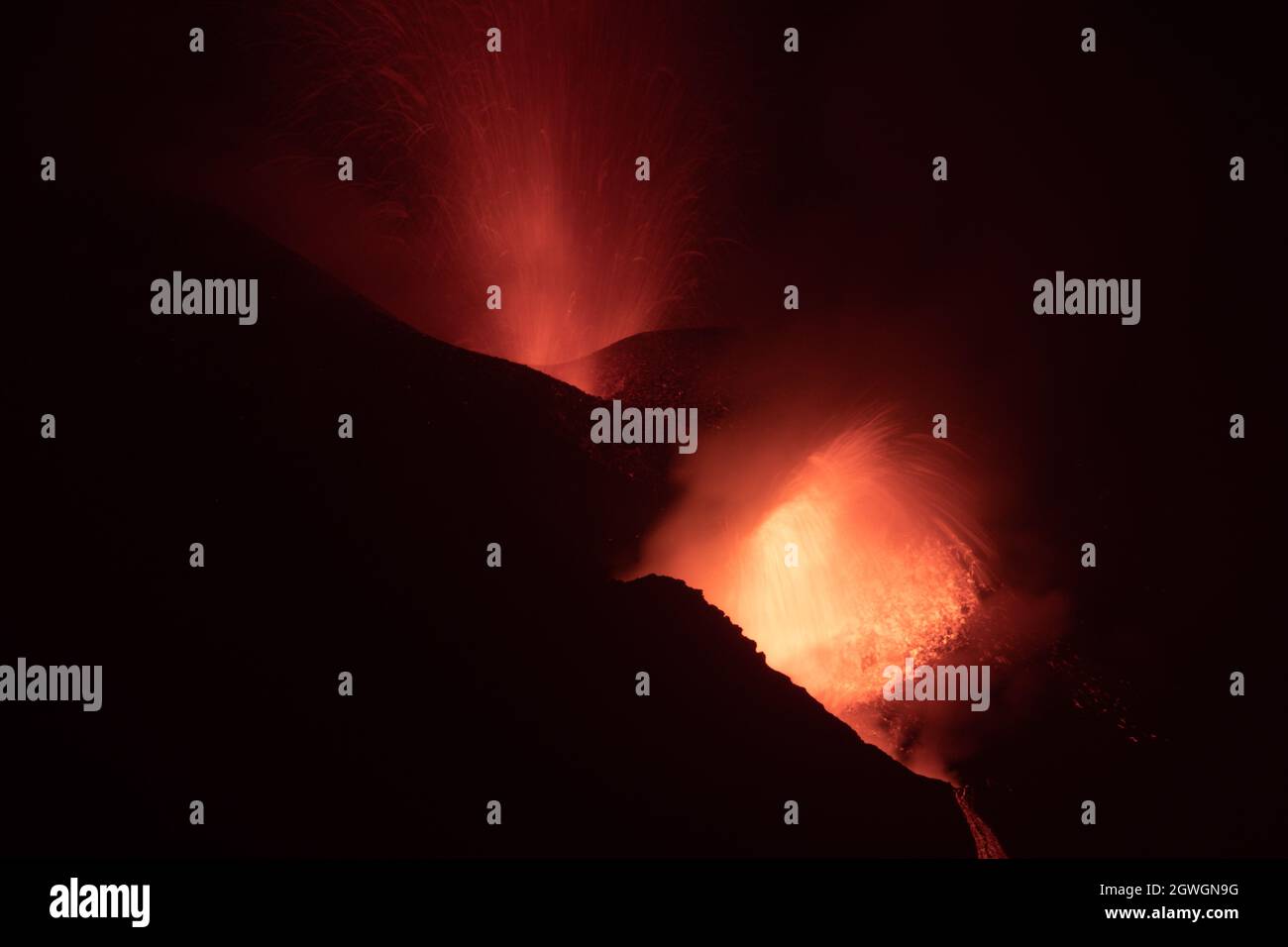 2021 éruption volcanique de Cumbre Vieja (vue de nuit) sur l'île de la Palma, une des îles Canaries, gouvernée par l'Espagne. L'éruption du 30 septembre Banque D'Images