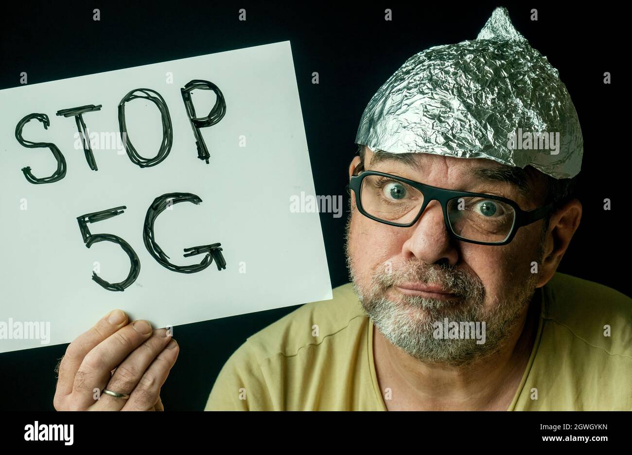 Étrange homme dans Un chapeau de feuille et Un Banner Stop 5g.Coronavrius Fake News concept Banque D'Images